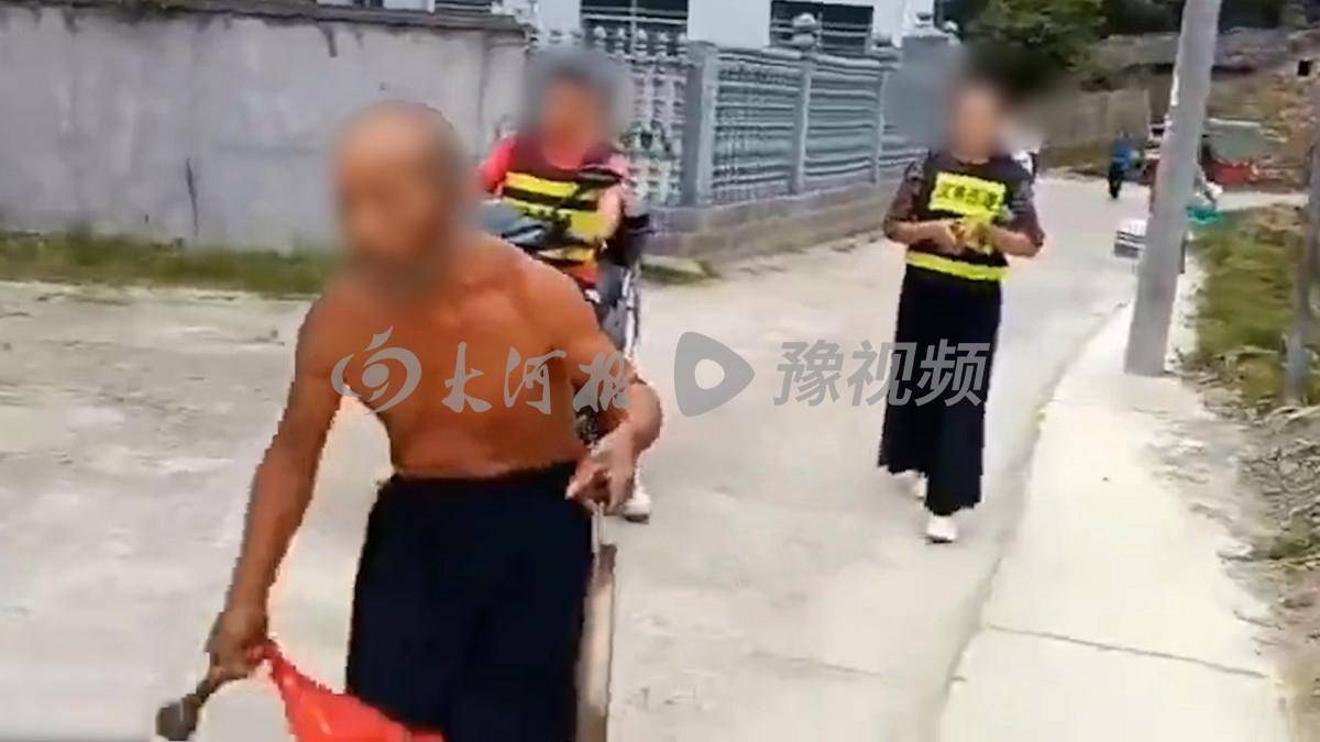 老人当街敲锣认错高喊“大家都莫向我学习”，村委会回应