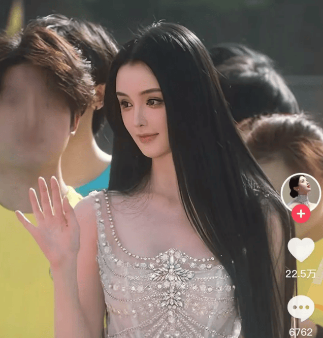 新娘因长相太美被质疑AI换脸<strong></p>
<p>广东</strong>，拍摄者：她们一家都很美