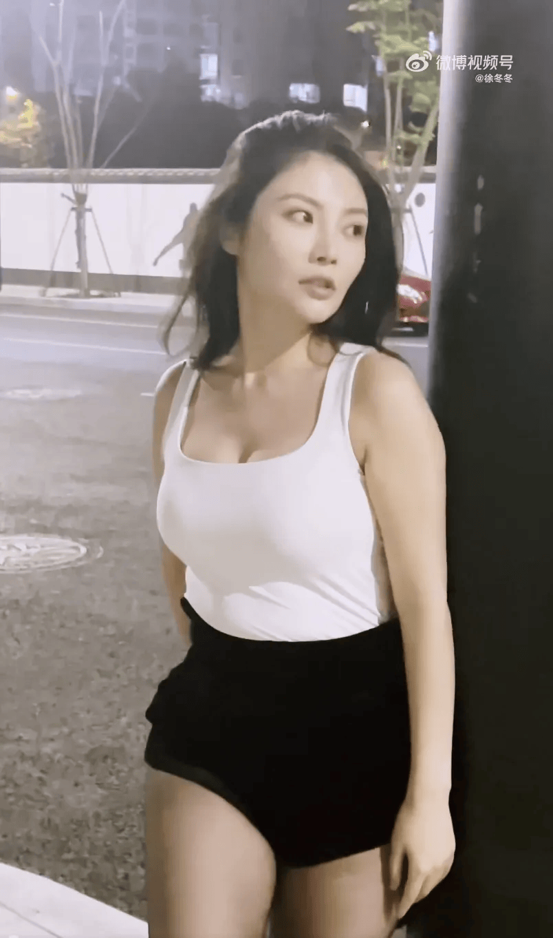 “椰树女神”徐冬冬大方晒照<strong></p>
<p>东莞</strong>，并配文：我的蝴蝶袖，很丰腴！