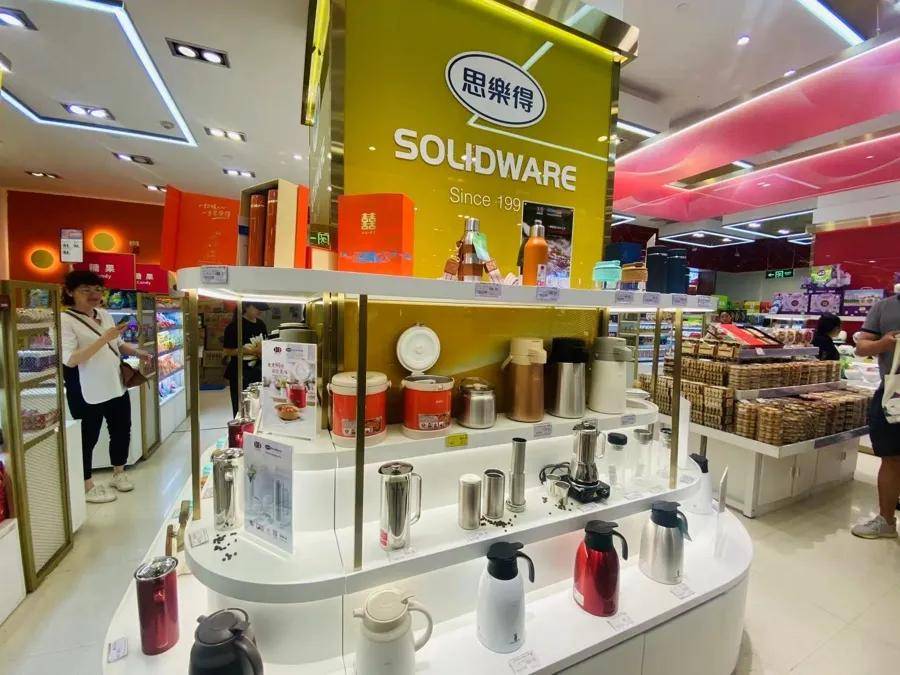 “1800元的出口商品219元拿下”！上海人假期疯狂“捡漏”<strong></p>
<p>东莞</strong>，这里外贸好东西都卖爆了，新品还将接力上市