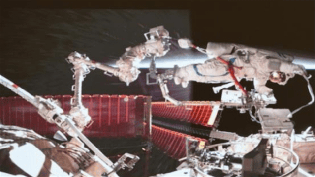 太阳翼才修好没多久<strong></p>
<p>东莞</strong>，又有“敌”撞过来了？3名航天员紧急加防