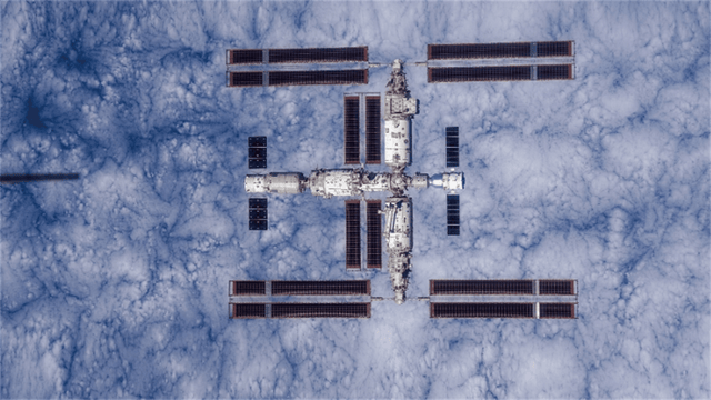 太阳翼才修好没多久<strong></p>
<p>东莞</strong>，又有“敌”撞过来了？3名航天员紧急加防