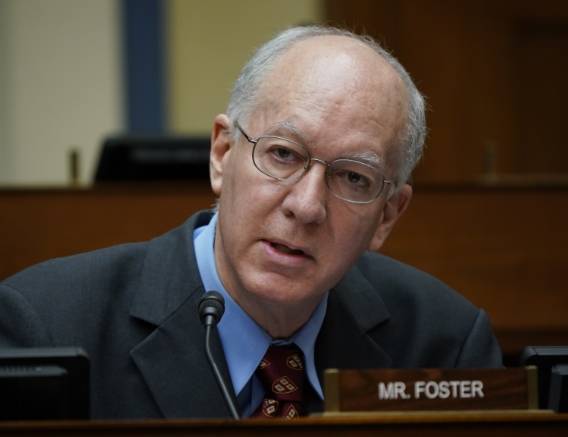 又作妖<strong></p>
<p>东莞</strong>，美议员要提案强制英伟达芯片植入定位系统