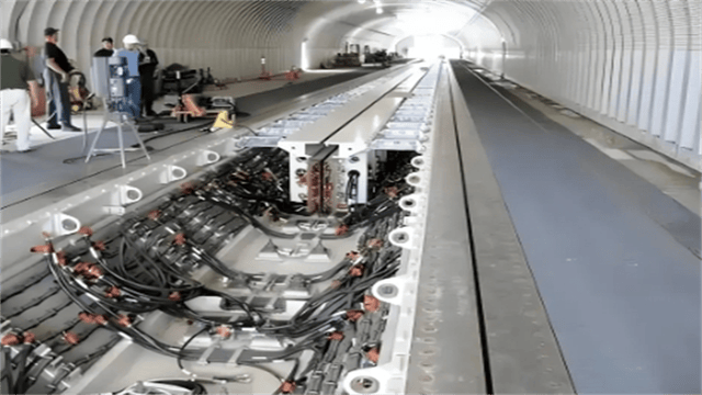 央视大方展示!在6艘船簇拥下<strong></p>
<p>佛山</strong>,福建舰开足马力直奔东海