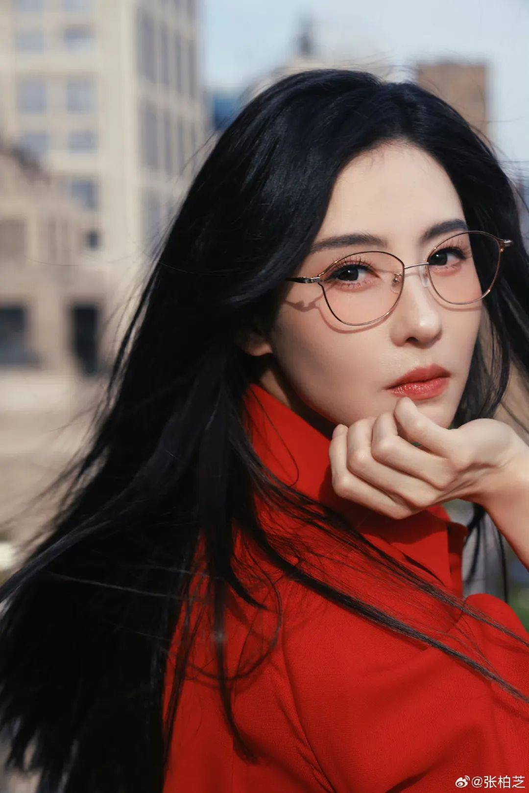 张柏芝身穿豹纹装<strong></p>
<p>佛山</strong>，时隔26年再现我养你名场面！烈焰红唇太抢镜