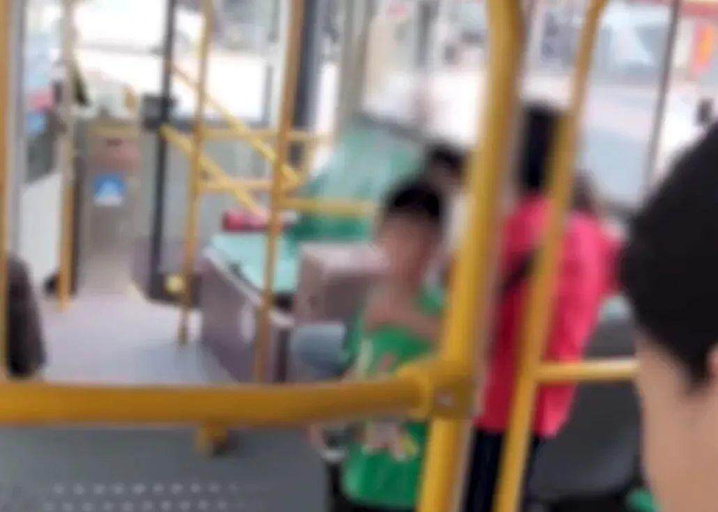 广东一老人带着小孩刷老年卡乘车<strong></p>
<p>佛山</strong>，被司机要求站着？公交公司道歉！