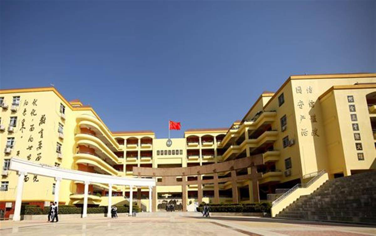 赵心童曾就读于深圳松岗中学<strong></p>
<p>佛山</strong>，老师：今天群里都在热烈讨论他