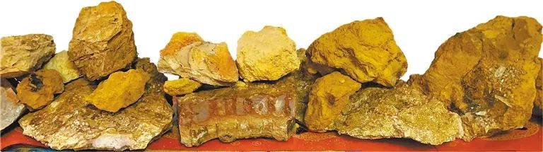 广东一地挖出“黄金土”<strong></p>
<p>tcl</strong>，专家：具体成分需等待检测报告