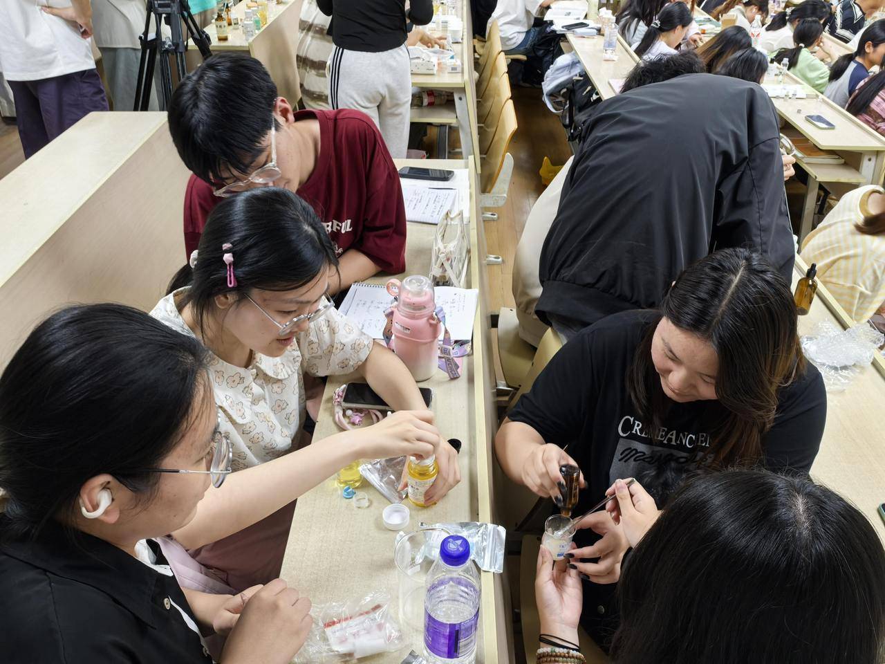 口红、面霜、爽肤水……浙江高校学生DIY纯天然化妆品<strong></p>
<p>tcl</strong>，这门课一开就是十年