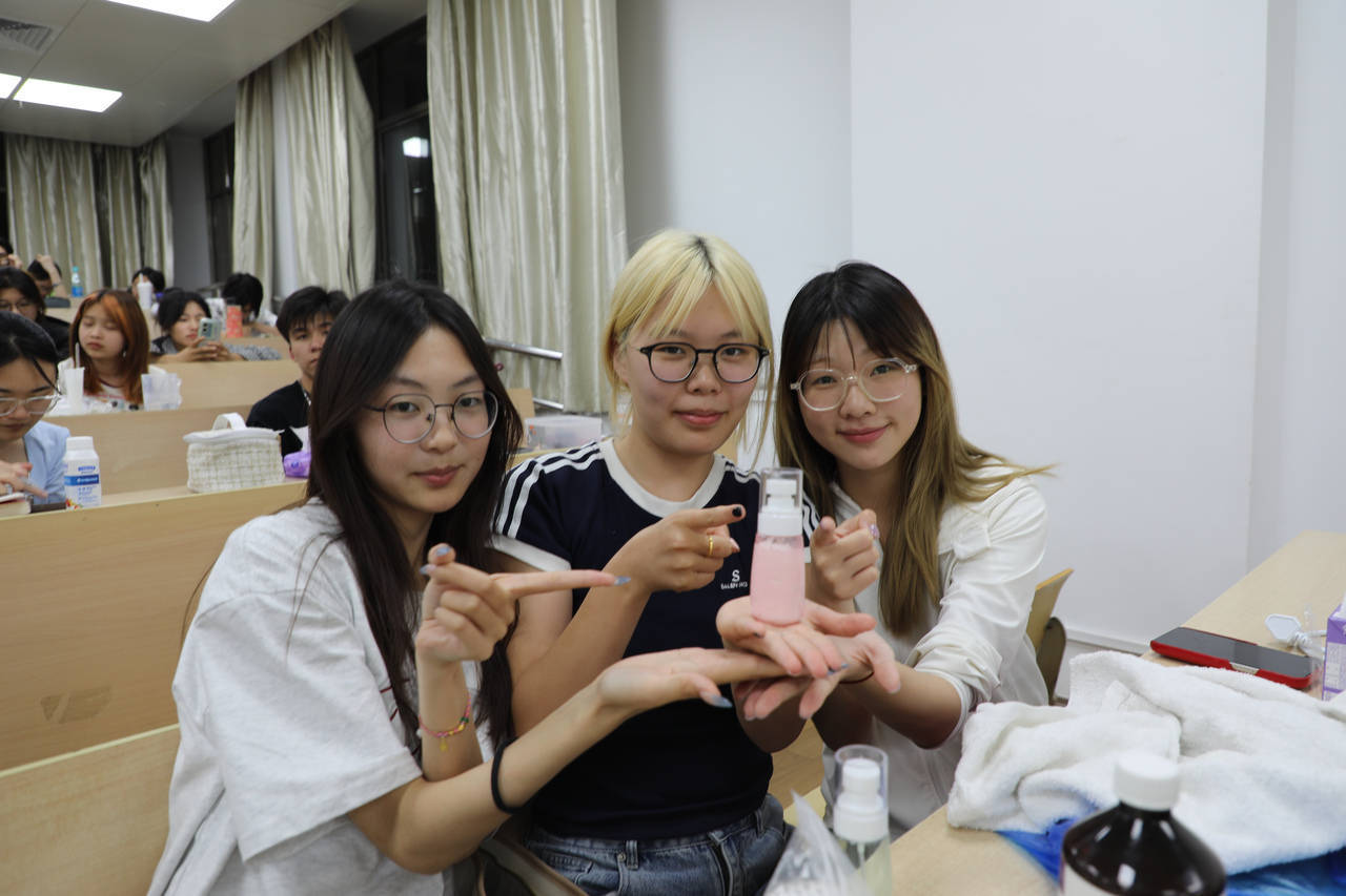 口红、面霜、爽肤水……浙江高校学生DIY纯天然化妆品<strong></p>
<p>tcl</strong>，这门课一开就是十年
