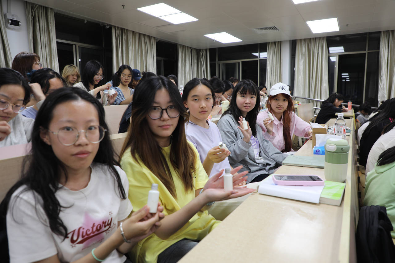 口红、面霜、爽肤水……浙江高校学生DIY纯天然化妆品<strong></p>
<p>tcl</strong>，这门课一开就是十年