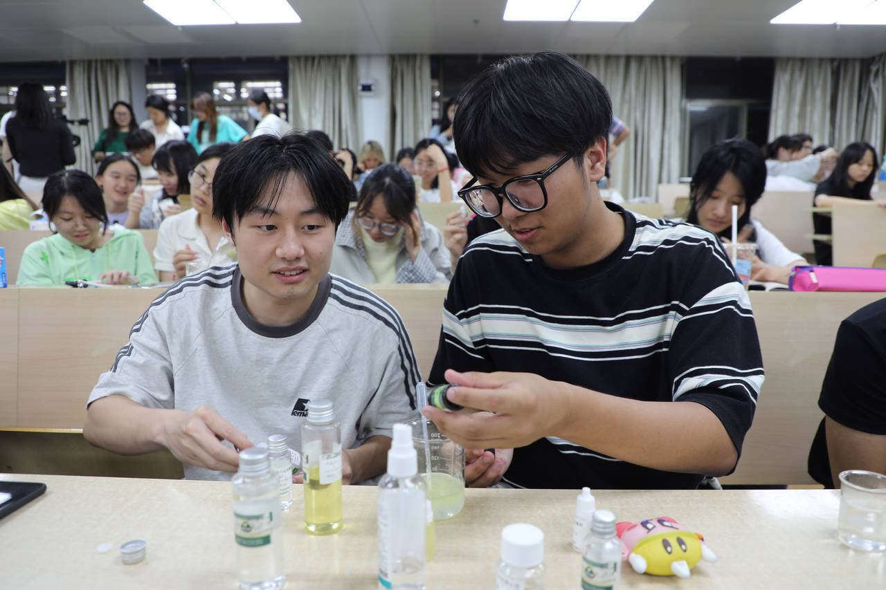 口红、面霜、爽肤水……浙江高校学生DIY纯天然化妆品<strong></p>
<p>tcl</strong>，这门课一开就是十年