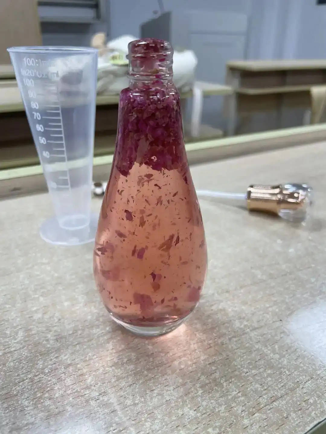 口红、面霜、爽肤水……浙江高校学生DIY纯天然化妆品<strong></p>
<p>tcl</strong>，这门课一开就是十年