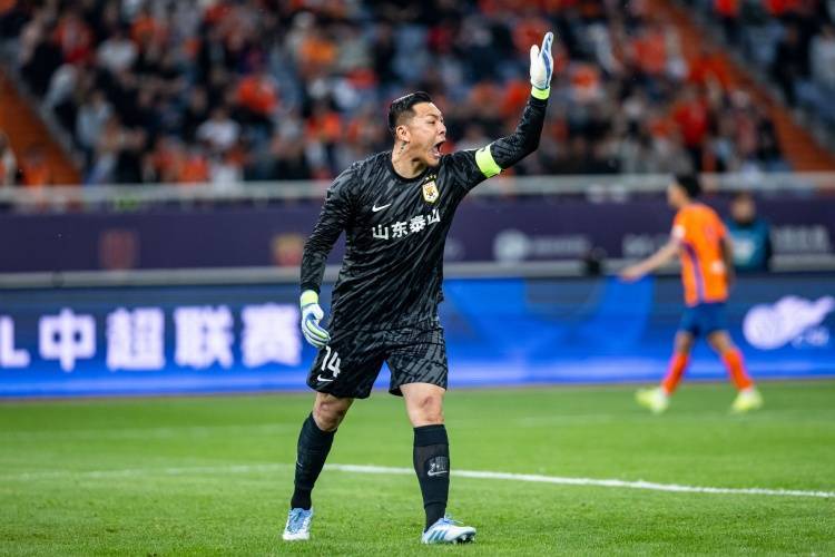 跟队：泰山从玉溪回来后<strong></p>
<p>slo</strong>，克雷桑不再担任队长，场上队长换王大雷