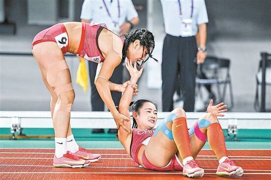 中国女队摔倒成绩清零 中国男队0.14秒憾失直通券