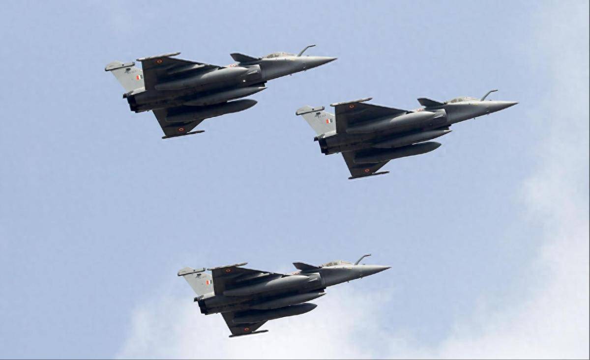 印度不服气<strong></p>
<p>葡萄糖</strong>，大量战机升空，印媒公开炫耀，马克龙的心又悬起来了