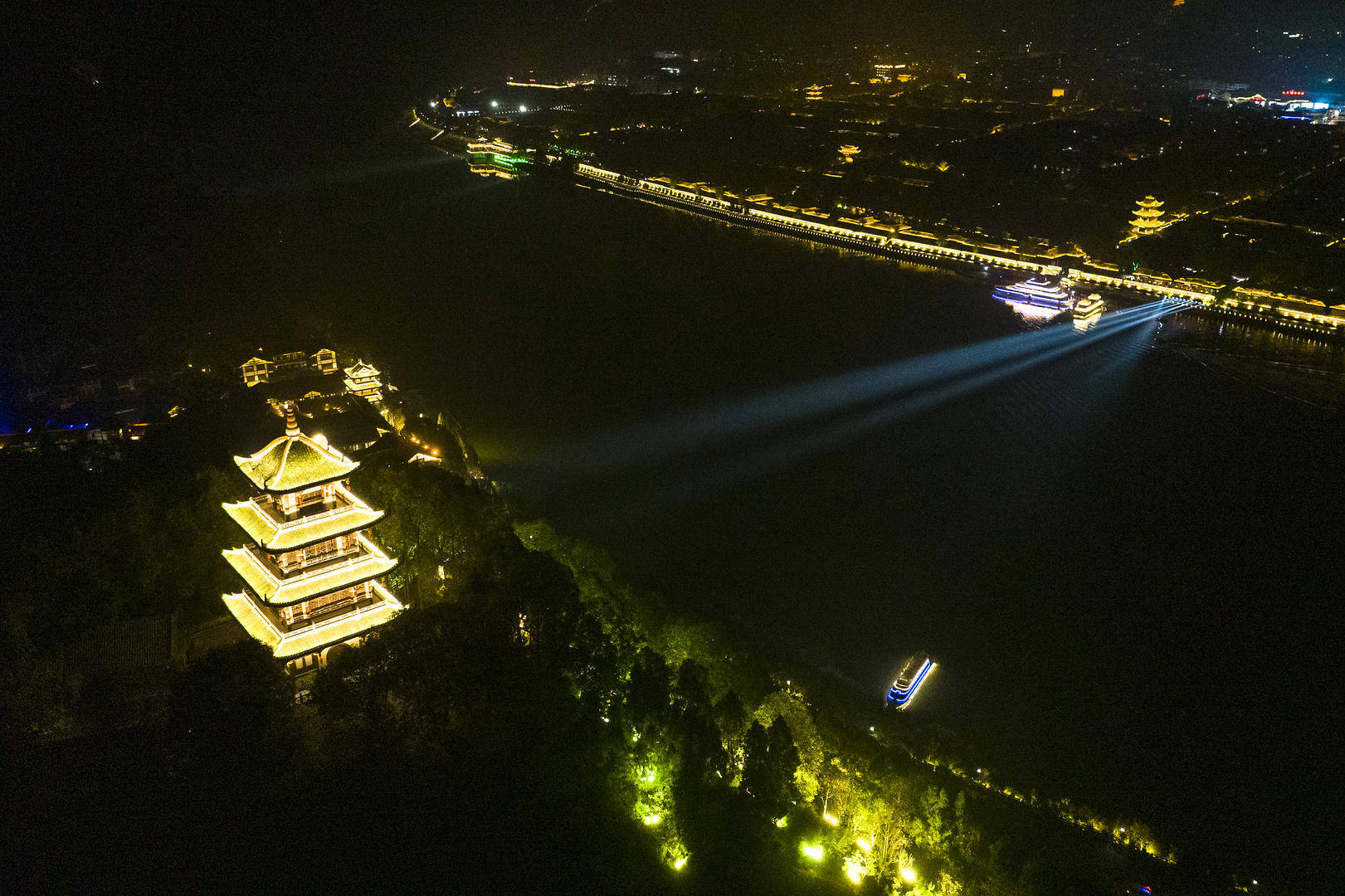 游客投诉在阆中一景区被索要597元上香费 官方：已致歉退款，景区停业整顿