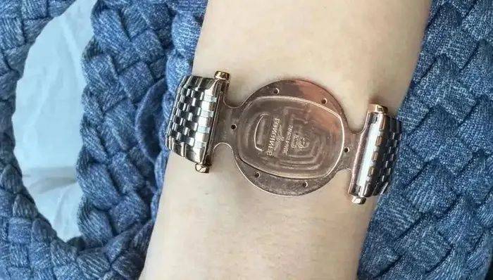 万元浪琴只剩表带能用<strong></p>
<p>钙片</strong>，客服：必须见到表盘才能修