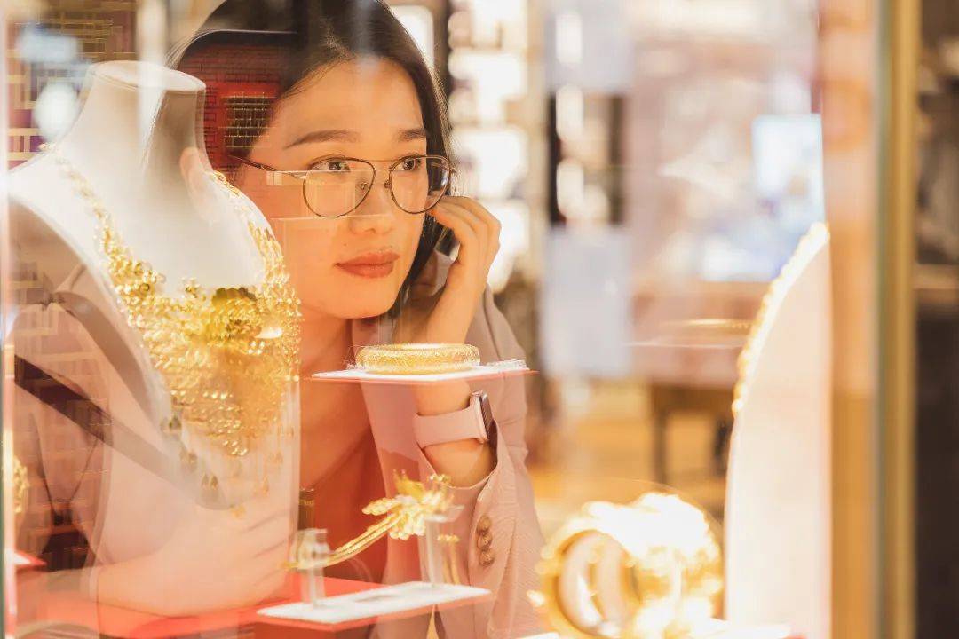 太突然!金价连续大跌,“买个手镯,半个月缩水2000多元<strong></p>
<p>青铜器</strong>。”