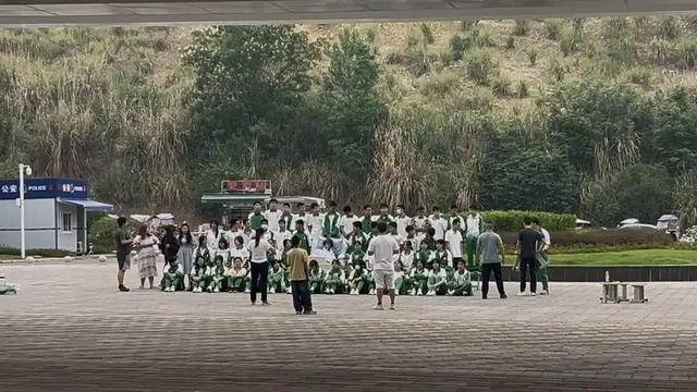 四川初三男生病重<strong></p>
<p>瓷器</strong>，全班同学带板凳赶到医院，拍下特殊的毕业照