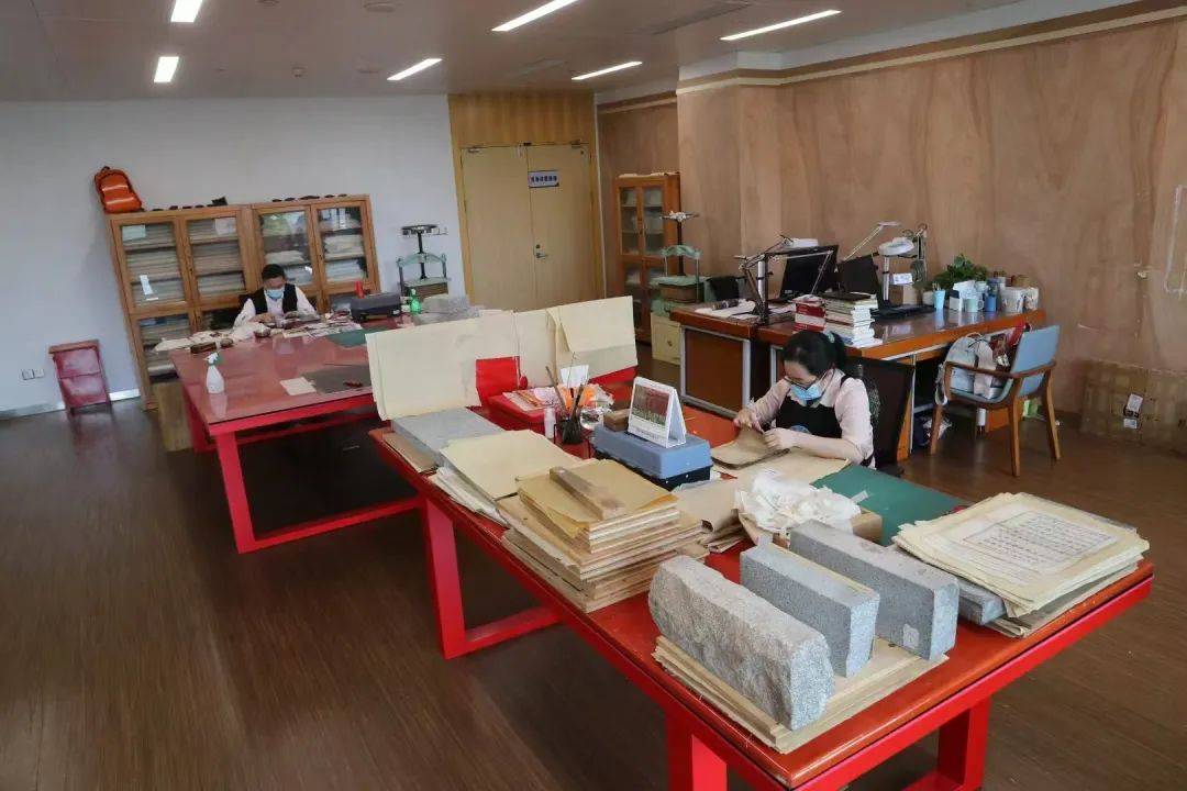 “冷板凳”一坐18年<strong></p>
<p>绣花</strong>！41岁厦门女子：要一直坐下去