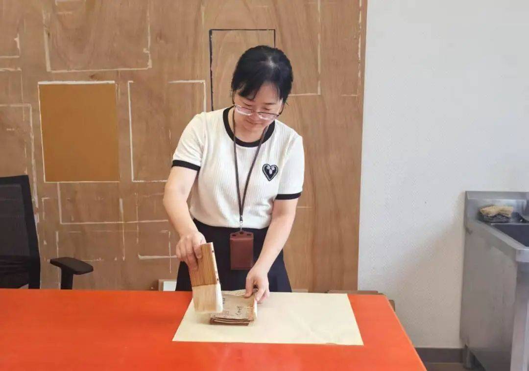 “冷板凳”一坐18年<strong></p>
<p>绣花</strong>！41岁厦门女子：要一直坐下去