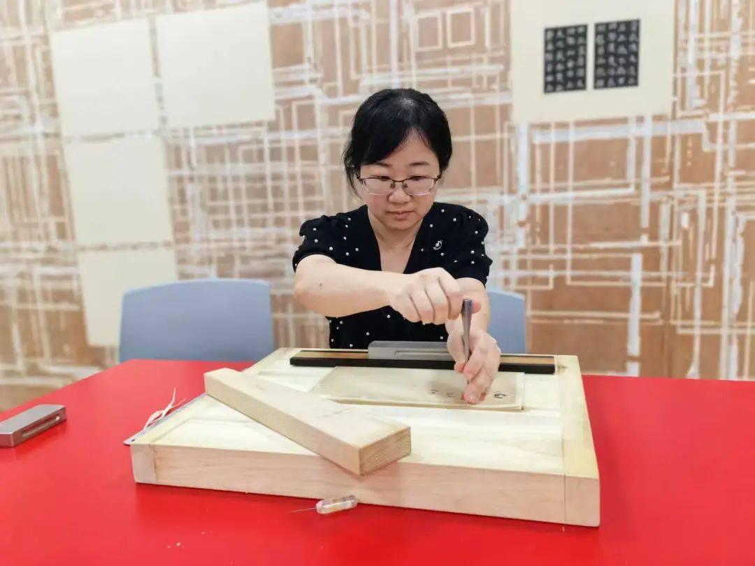 “冷板凳”一坐18年<strong></p>
<p>绣花</strong>！41岁厦门女子：要一直坐下去