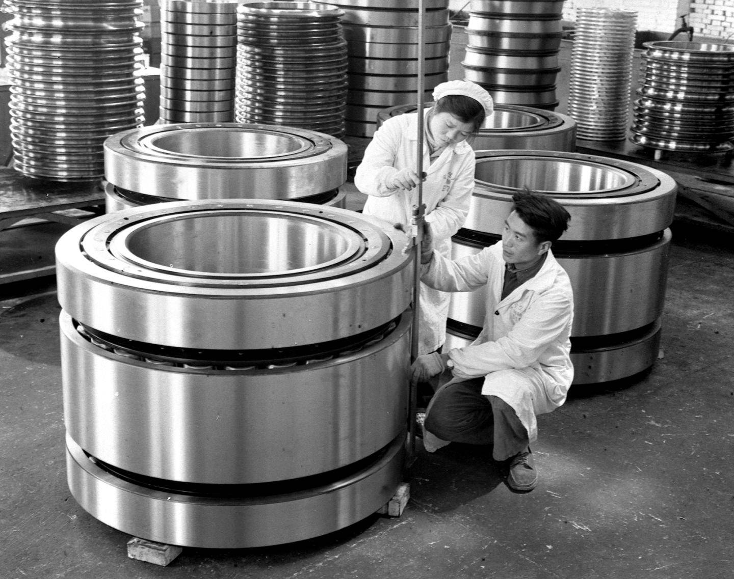 第1视点丨跟随总书记走进洛阳轴承集团 <strong></p>
<p>绣花</strong>了解先进制造业发展