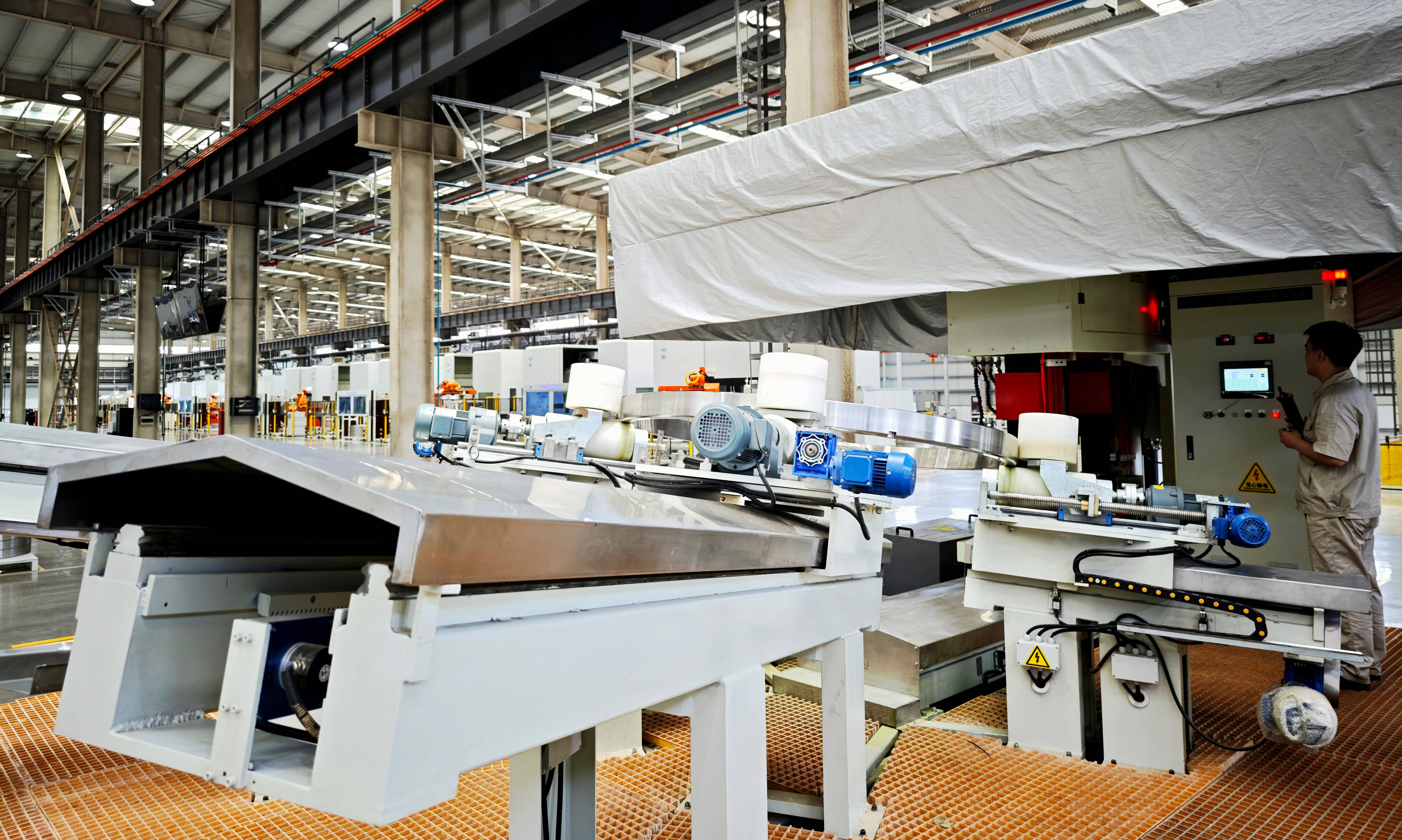 第1视点丨跟随总书记走进洛阳轴承集团 <strong></p>
<p>绣花</strong>了解先进制造业发展