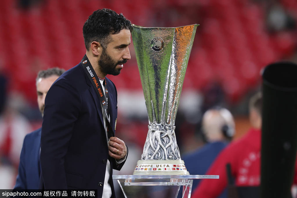 失败赛季<strong></p>
<p>刺绣</strong>！曼联英超第16+欧联亚军 阿莫林:我仍是合适人选