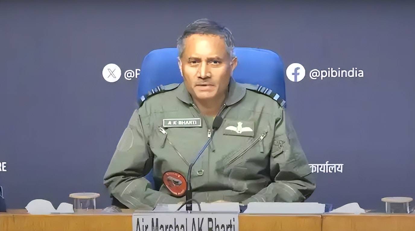 “阵风”被击落<strong></p>
<p>刺绣</strong>，美国军工慌了！美媒坦言：歼-10或重创F-16出口市场