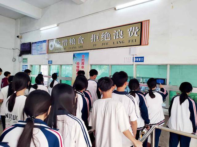 “小官巨贪校长”<strong></p>
<p>刺绣</strong>，让乡镇初中生吃不饱