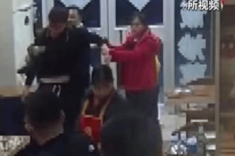 被打后还手是不是互殴<strong></p>
<p>刺绣</strong>？“小案”也适用正当防卫