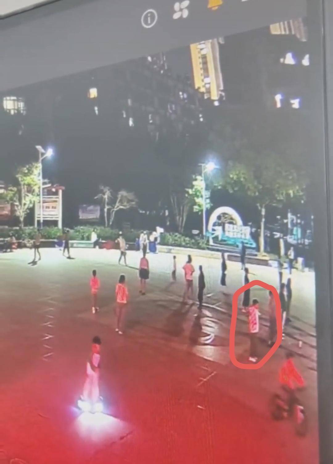 17岁女孩在广场跳操时失踪已月余 家属不认同“跳江自杀”，警方已立案侦查