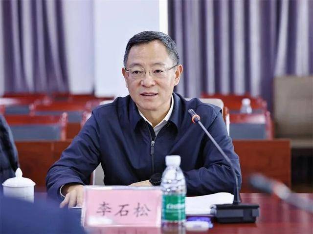 贪图享乐、道德败坏的李石松<strong></p>
<p>lv</strong>，在厅长、市长、市委书记等任上敛财数额特别巨大