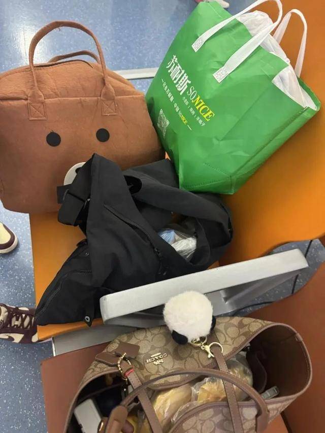 女子携20寸行李箱登机被指超标<strong></p>
<p>lv</strong>，无奈取出行李将空箱以48元托运，首都航空回应