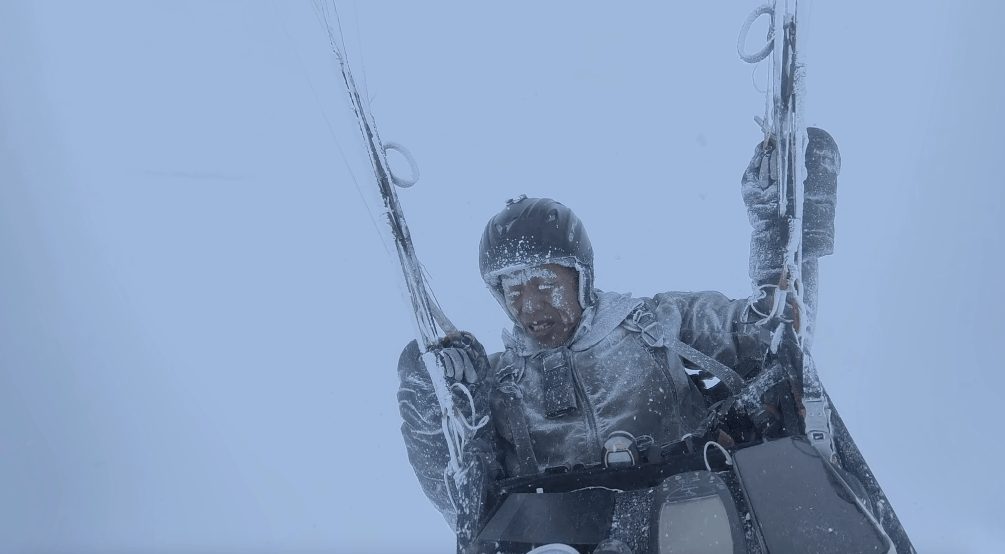 被云吸至8000米高空成“冰人”后奇迹生还 当事人讲述从遇险到脱险过程