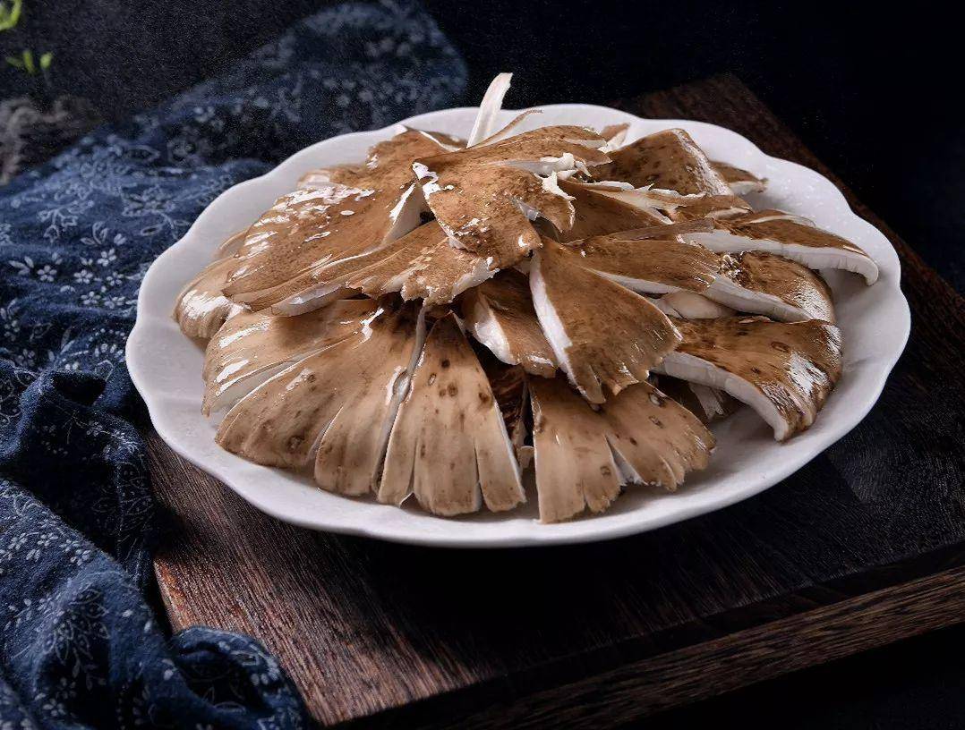 “天价”鸡枞调查:最贵卖到1800元/公斤!雨水少致产量低<strong></p>
<p>ada</strong>,多地价高客少