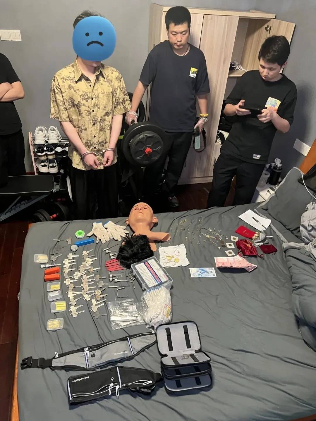 江苏一男子戴仿真“人皮”面具入室盗窃<strong></p>
<p>ada</strong>，流窜多个小区作案，涉案金额达15万余元