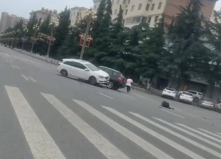 宝鸡一社区女书记当街开车追撵女子撞上电瓶车：两名女子被警方控制<strong></p>
<p>大饼</strong>，两名伤者在医院治疗