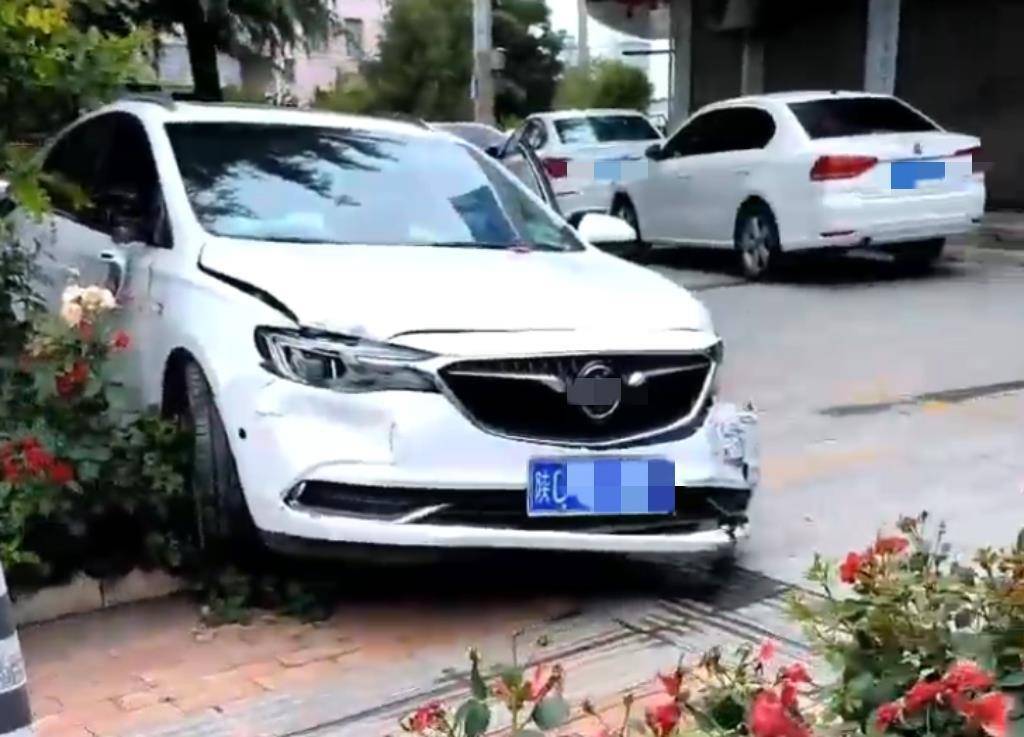 宝鸡一社区女书记当街开车追撵女子撞上电瓶车：两名女子被警方控制<strong></p>
<p>大饼</strong>，两名伤者在医院治疗