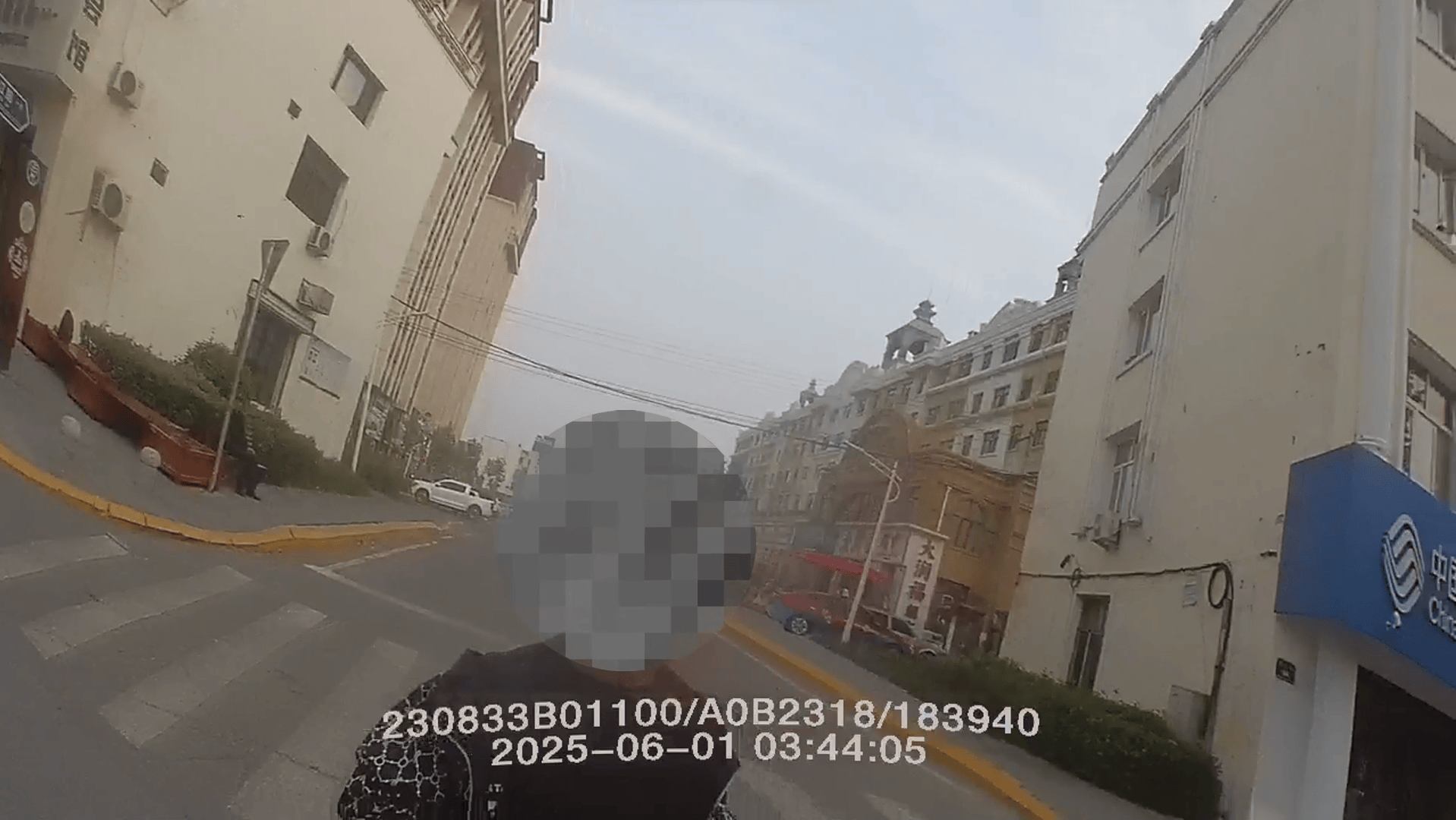 “马虎”夫妻家钥匙插门上忘拔<strong></p>
<p>贰佰</strong>，次日发现钱包竟“蒸发”了