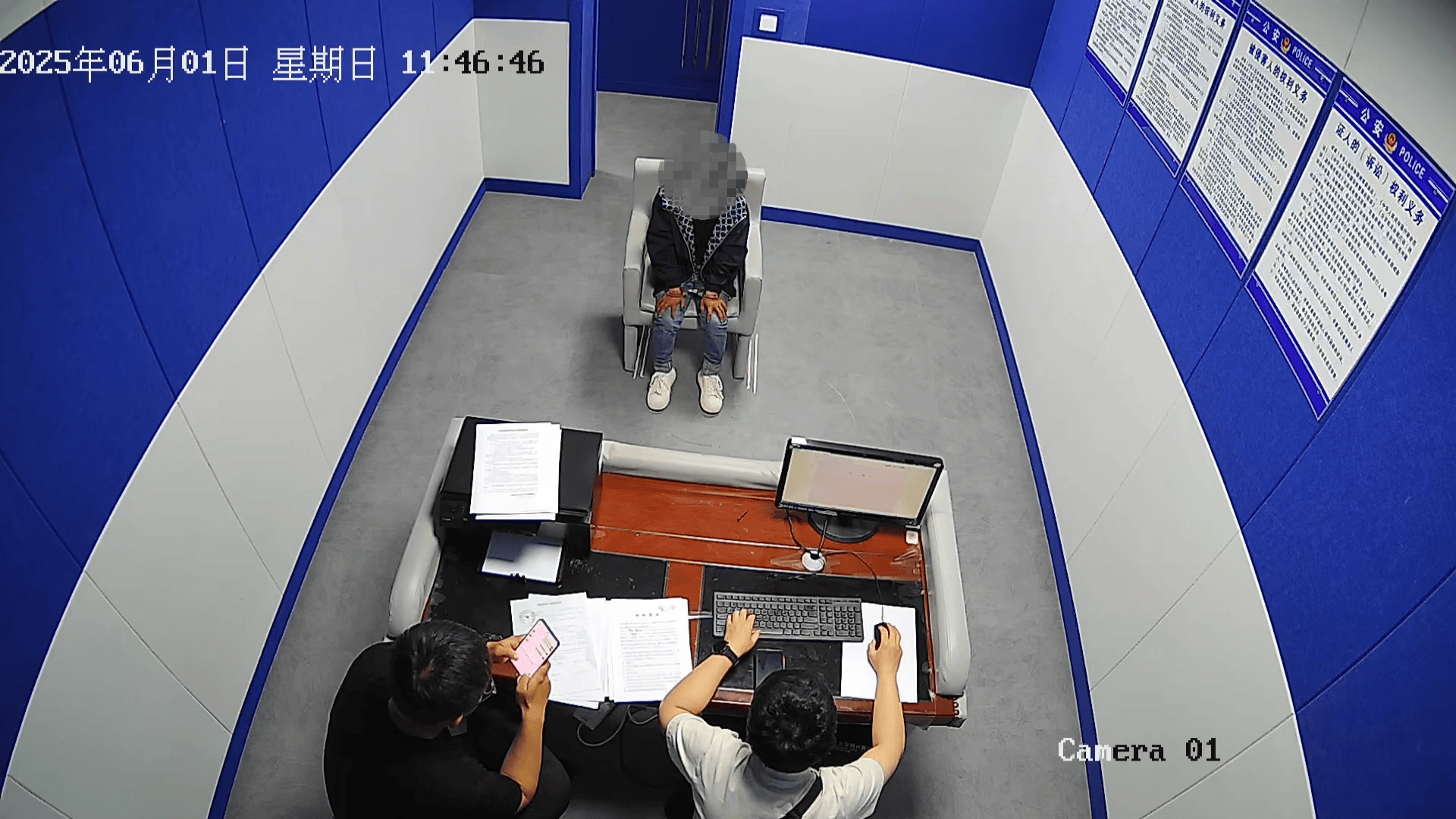 “马虎”夫妻家钥匙插门上忘拔<strong></p>
<p>贰佰</strong>，次日发现钱包竟“蒸发”了