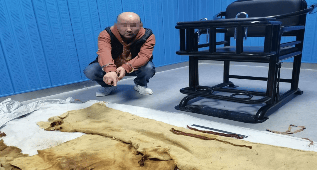 男子从干尸上扯下“裹尸布”<strong></p>
<p>贰佰</strong>,保存20年后拿出来卖?