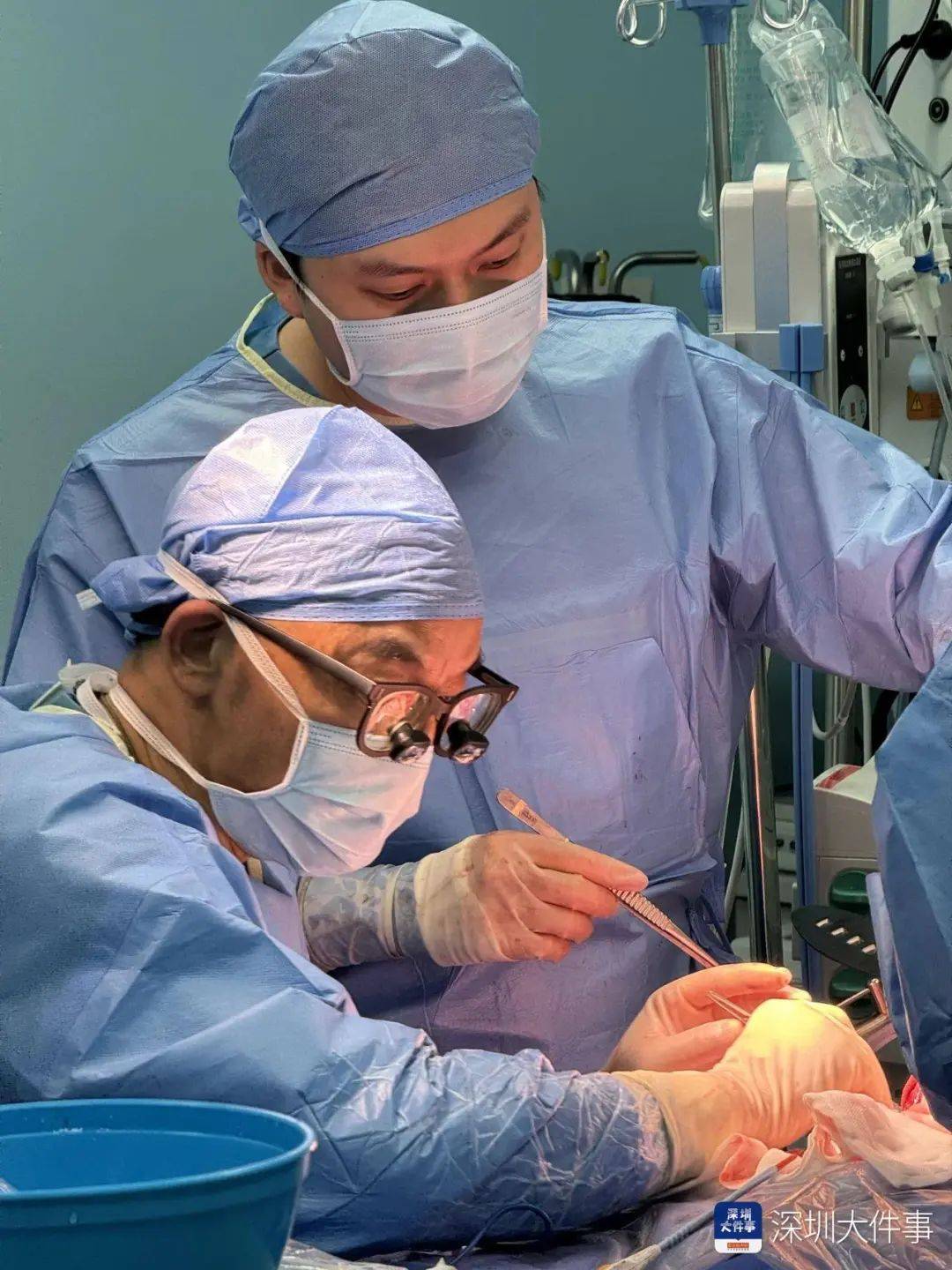 店员试衣间里一句警告<strong></p>
<p>王祖蓝</strong>,竟救了17岁少女!一家人火速赶到深圳