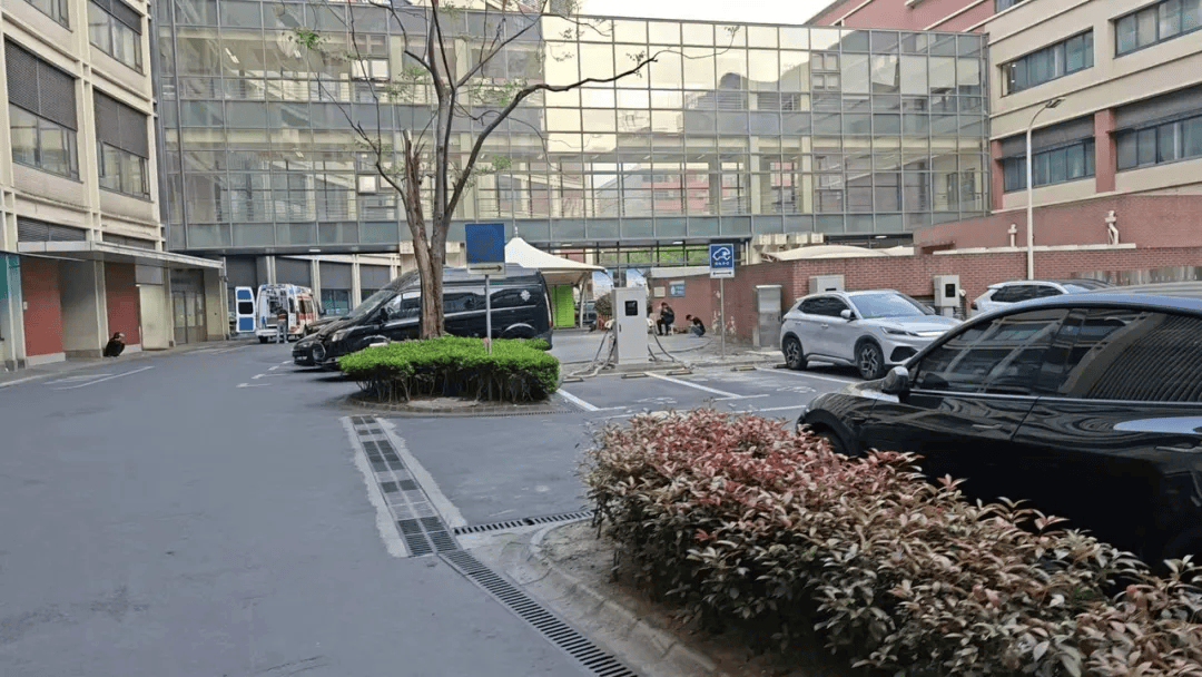 江西省卫健委通报“救护车800公里收费2.8万元”：不合理<strong></p>
<p>王宝强</strong>，暂停医院医疗转运服务