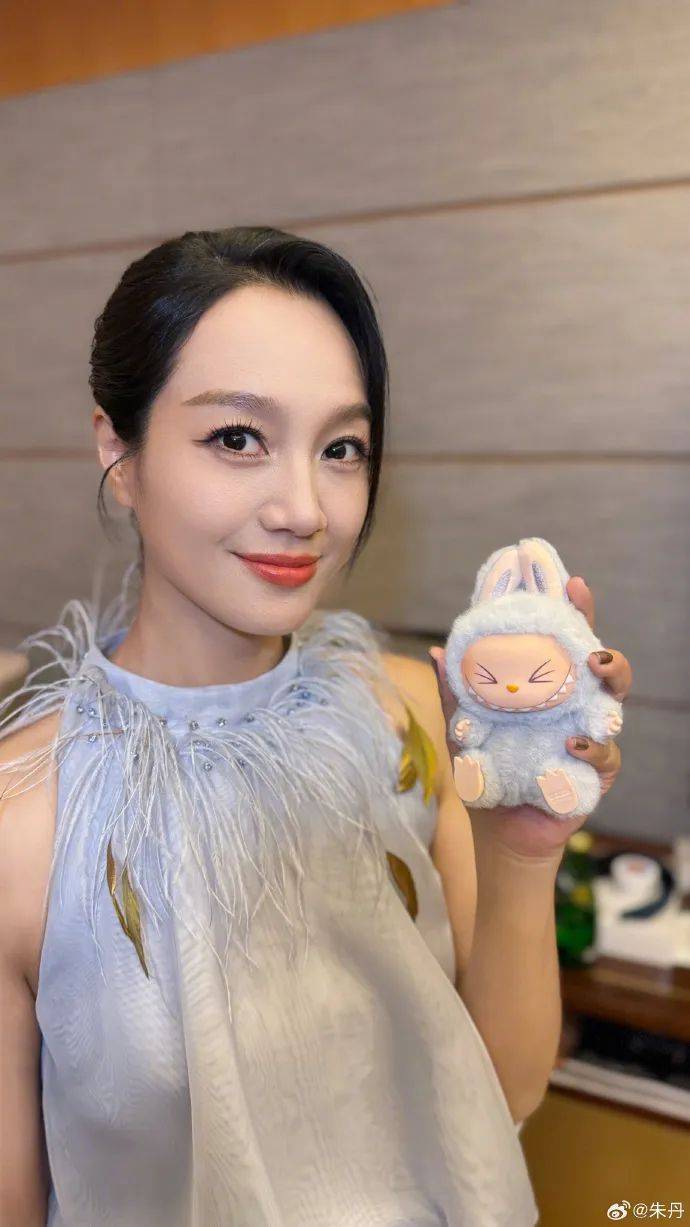 知名主持人朱丹<strong></p>
<p>王宝强</strong>，发长文道歉