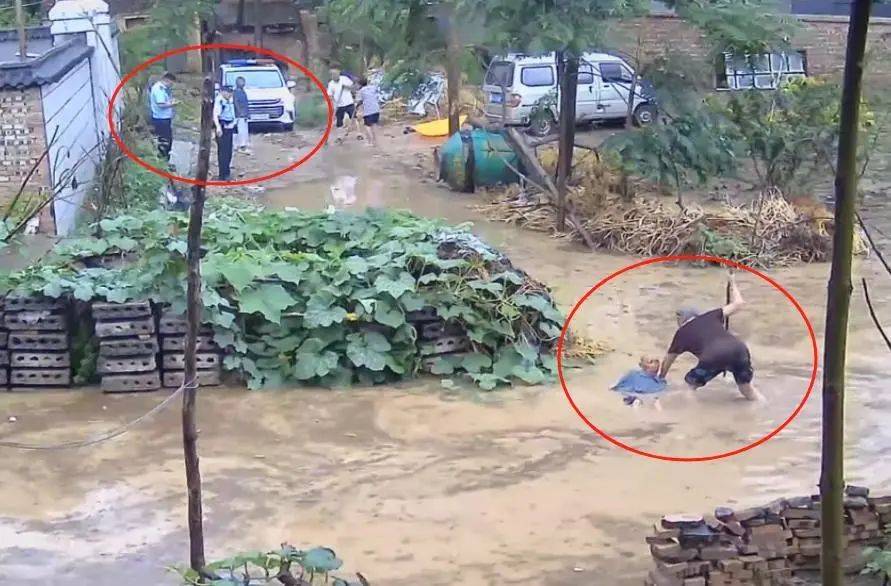 水中摔倒老人家属回应民警被免职：公开视频不是为了要处理谁<strong></p>
<p>马蓉</strong>，挖排水沟后家门口积水已退