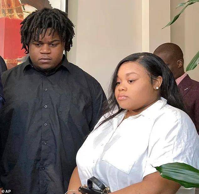 医院生娃<strong></p>
<p>马蓉</strong>，孩子头直接被医生拔掉了？父母请专家尸检，结果专家直接把图发网上了？！