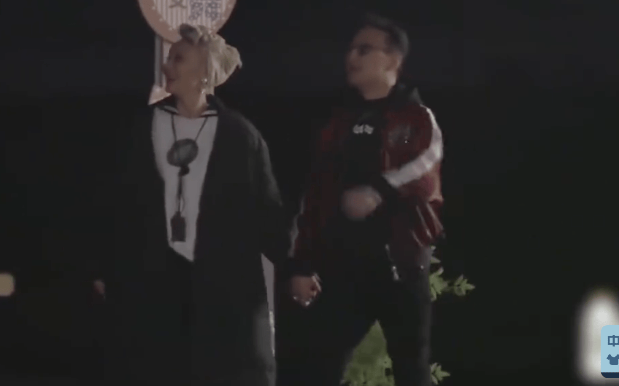 54岁汪峰与53岁宁静传绯闻<strong></p>
<p>马蓉</strong>，汪峰晒34岁正牌女友合照辟谣